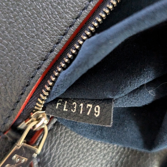 Louis Vuitton - MyLockMe BB Calfskin Leather Crossbody - Navy - Excellent - Picture 13 of 13